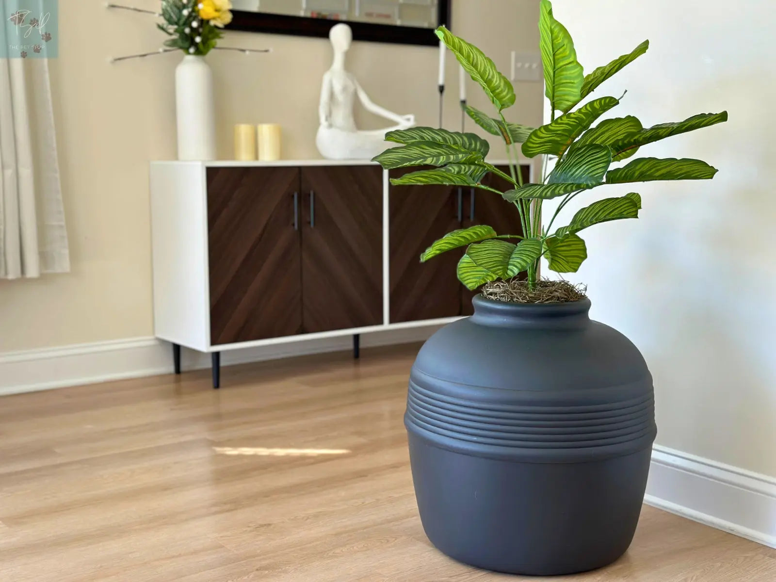 Discreet Litter Box Planter with Hooded Design and Artificial Plant for Pets Does not apply